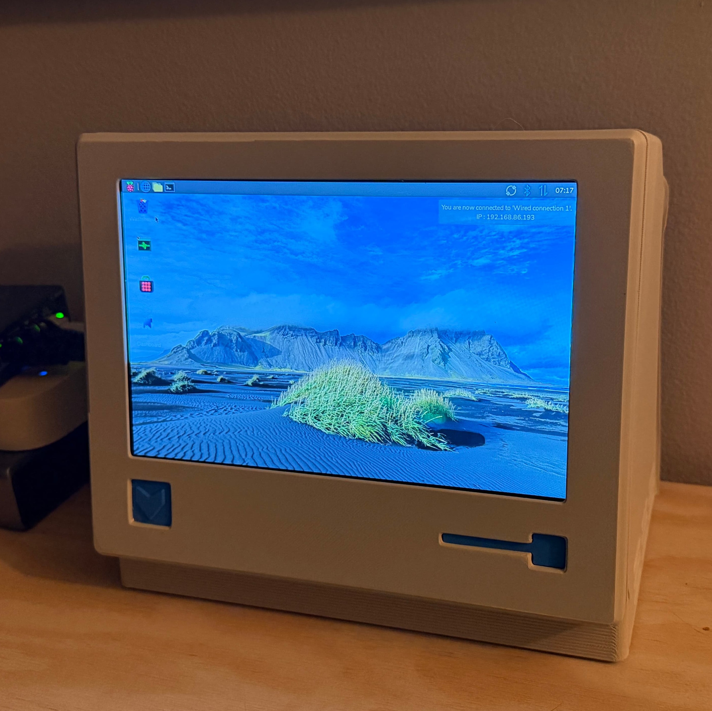 Album art display with e-ink screen in a 3D printed case